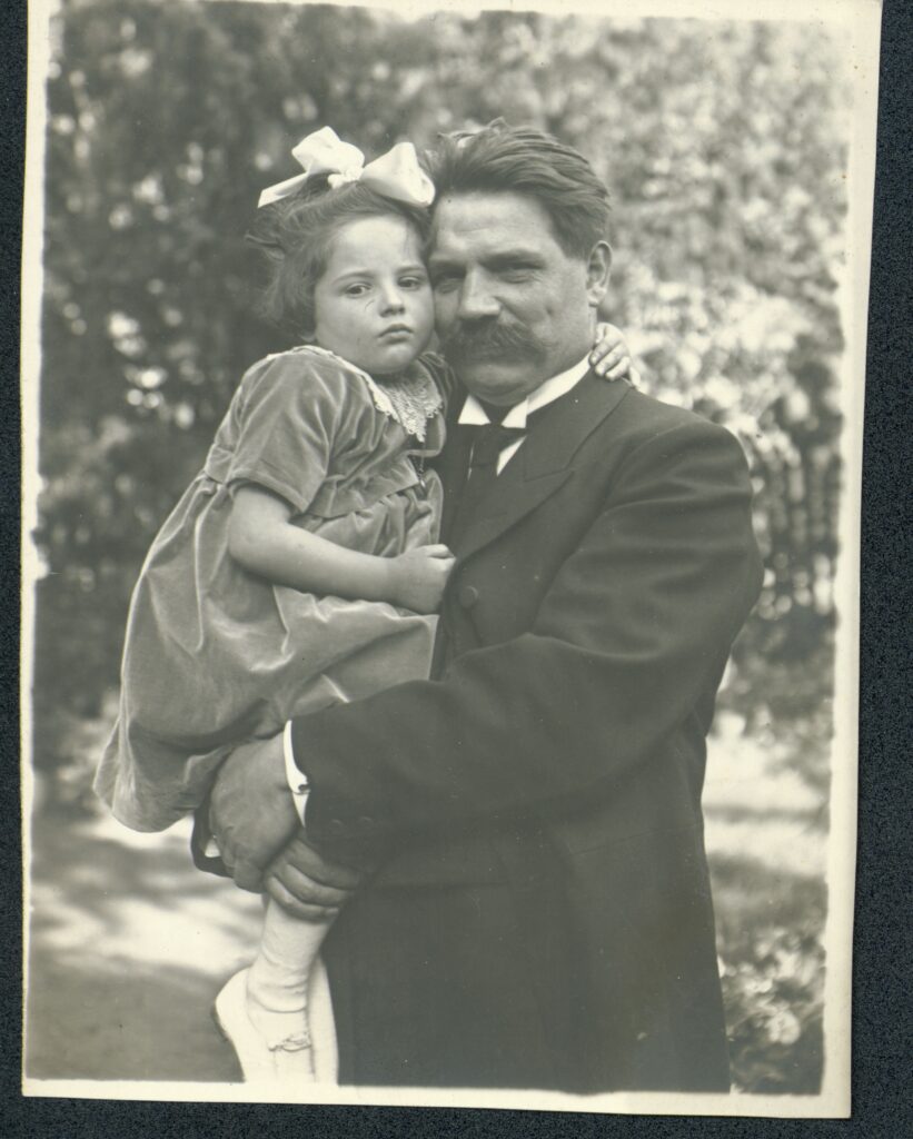 Portrait von Albert Schweitzer mit Tochter auf dem Arm